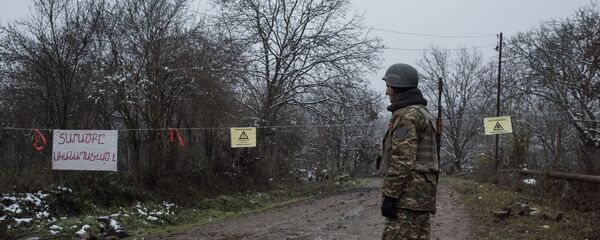 Военнослужащий армии обороны Карабаха на одной из улиц в селе Тагавард Мартунинского района (11 декабря 2020). Карабах Военнослужащий армии обороны Карабаха на одной из улиц в селе Тагавард Мартунинского района (11 декабря 2020). Карабах - Sputnik Արմենիա