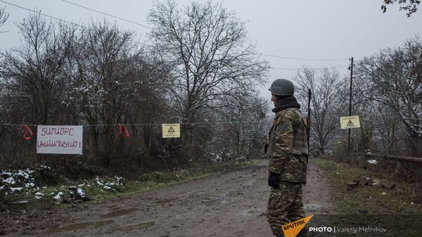 Պաշտպանության բանակի զինծառայողը Մարտունու շրջանի Թաղավարդ գյուղում - Sputnik Արմենիա