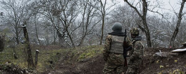Военнослужащие армии обороны Карабаха на одной из улиц в селе Тагавард Мартунинского района (11 декабря 2020). Карабах - Sputnik Արմենիա