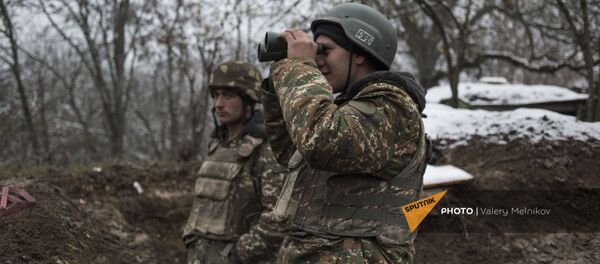 Военнослужащие армии обороны Карабаха на одной из улиц в селе Тагавард Мартунинского района (11 декабря 2020). Карабах - Sputnik Армения