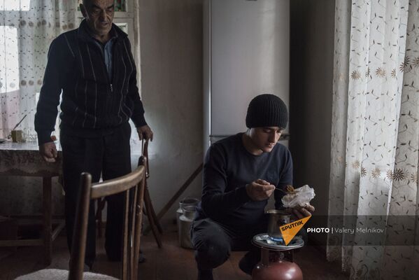 Юноша готовит кофе в своем доме в селе Тагавард Мартунинского района (11 декабря 2020). Карабах - Sputnik Армения