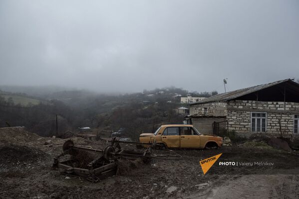 Разобранный автомобиль на одной из улиц в селе Тагавард Мартунинского района (11 декабря 2020). Карабах - Sputnik Армения