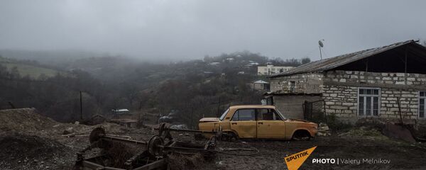 Разобранный автомобиль на одной из улиц в селе Тагавард Мартунинского района (11 декабря 2020). Карабах Разобранный автомобиль на одной из улиц в селе Тагавард Мартунинского района (11 декабря 2020). Карабах - Sputnik Армения