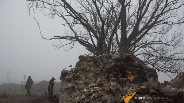 Արցախի Մարտունու շրջանի Թաղավարդ գյուղի ծառերից մեկի մոտ մոմեր են վառվում։ - Sputnik Արմենիա