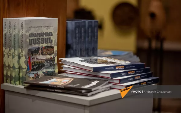 Выставка-продажа сувениров книг и икон, привезенных из Дадиванка (16 декабря 2020). Еревaн Выставка-продажа сувениров книг и икон, привезенных из Дадиванка (16 декабря 2020). Еревaн - Sputnik Армения