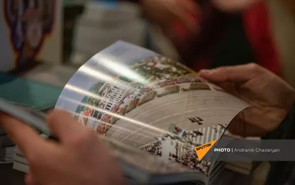 Выставка-продажа сувениров книг и икон, привезенных из Дадиванка (16 декабря 2020). Еревaн Выставка-продажа сувениров книг и икон, привезенных из Дадиванка (16 декабря 2020). Еревaн - Sputnik Армения