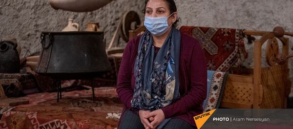 Жена настоятеля Дадиванка отца Тер-Ованнеса Вера Ованнисян на выставке-продажа сувениров книг и икон, привезенных из Дадиванка (16 декабря 2020). Еревaн - Sputnik Արմենիա