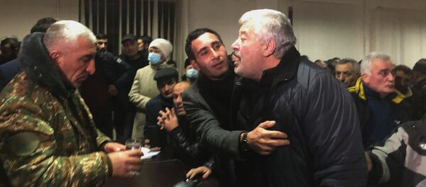 В районной администрации собрались 200 родственников военнослужащих из Ширака (16 декабря 2020). Гюмри В районной администрации собрались 200 родственников военнослужащих из Ширака (16 декабря 2020). Гюмри - Sputnik Армения