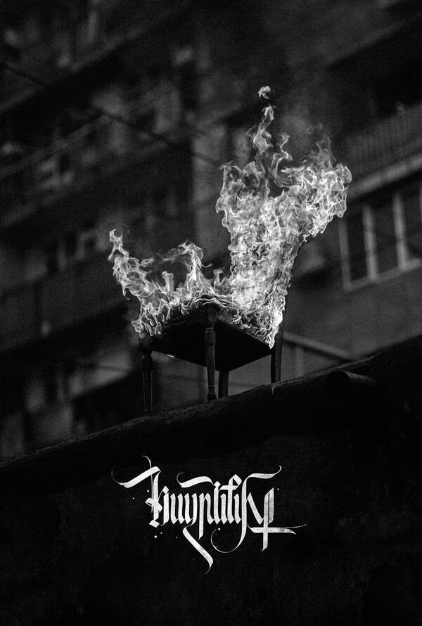 Горящий стул как символ: художник в Армении инициировал оригинальный перформанс - Sputnik Армения