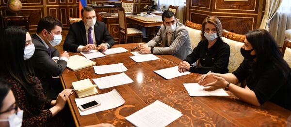 Руководитель администрации президента Армении Эмиль Тарасян принял группу жителей Гадрута (17 декабря 2020). Еревaн - Sputnik Արմենիա