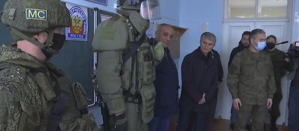 Российские миротворцы провели занятия по мерам безопасности с учениками школы №1 в городе Чартар (17 декабря 2020). Аскеранский район - Sputnik Արմենիա
