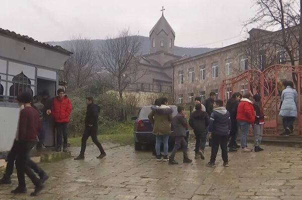 Ռուս խաղաղապահները Ճարտարի դպրոցականներին անվտանգության կանոններ են սովորեցրել Ռուս խաղաղապահները Ճարտարի դպրոցականներին անվտանգության կանոններ են սովորեցրել - Sputnik Արմենիա