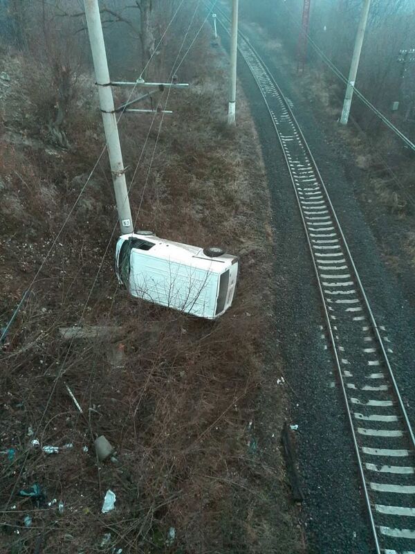 В Армении водитель Газели oтвлекся на телефон и сорвался с обрыва В Армении водитель Газели oтвлекся на телефон и сорвался с обрыва - Sputnik Армения