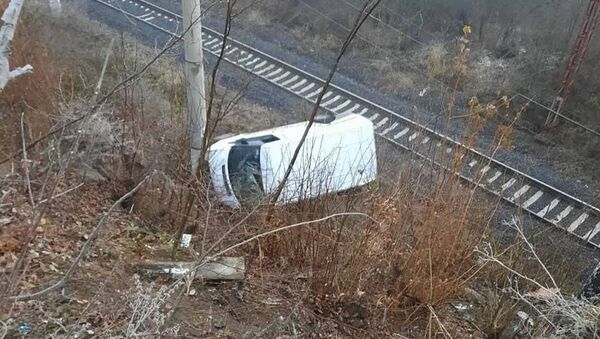 Грузовой автомобиль Ford Transit съехал с автодороги и упал на территорию отвода железнодорожного полотна (18 декабря 2020). Лори - Sputnik Армения