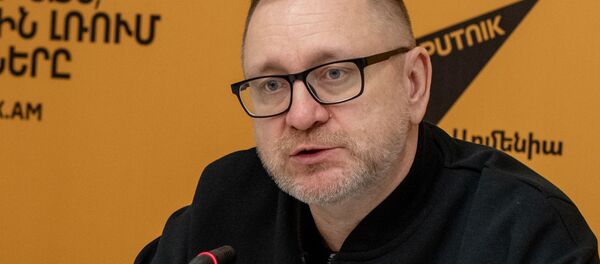 Пресс-конференция главного редактора портала Сегодня.ру, военкора Юрия Котенка в мультимедийном пресс-центре Sputnik Армения (18 декабря 2020). Еревaн - Sputnik Армения