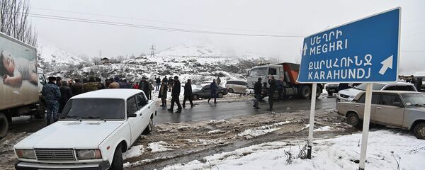 Жители Сюника перекрыли дорогу Горис-Мегри (18 декабря 2020). Сюник - Sputnik Армения