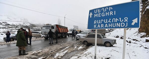 Жители Сюника перекрыли дорогу Горис-Мегри (18 декабря 2020). Сюник Жители Сюника перекрыли дорогу Горис-Мегри (18 декабря 2020). Сюник - Sputnik Армения