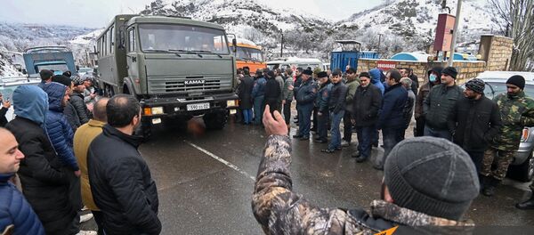 Жители Сюника перекрыли дорогу Горис-Мегри (18 декабря 2020). Сюник - Sputnik Армения