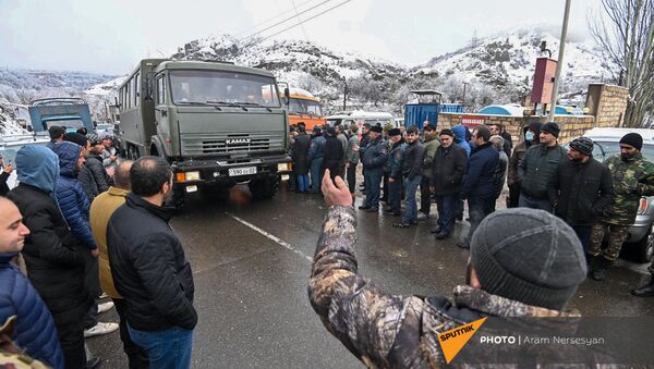 Жители Сюника перекрыли дорогу Горис-Мегри (18 декабря 2020). Сюник - Sputnik Արմենիա