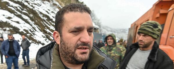 Вице-мэр Гориса Менуа Овсепян на перекрытой дороге Горис-Мегри (18 декабря 2020). Сюник - Sputnik Армения