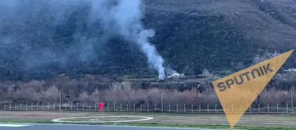 Жители жгут дом, оставшийся на той стороне Жители жгут дом, оставшийся на той стороне - Sputnik Արմենիա