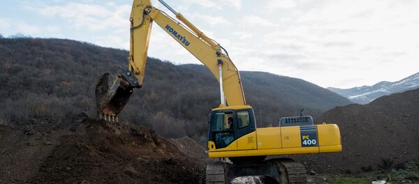 Экскаватор роет пограничную линию с Азербайджаном (18 декабря 2020). Капан Экскаватор роет пограничную линию с Азербайджаном (18 декабря 2020). Капан - Sputnik Армения