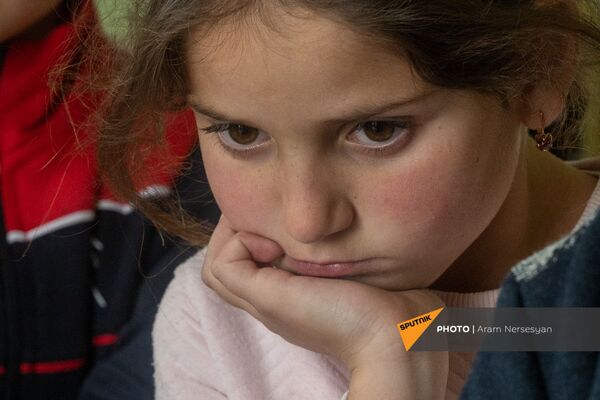 Встали на колени, начали молиться: жизнь в армянском селе Сотк, в 9 км от Азербайджана - Sputnik Армения