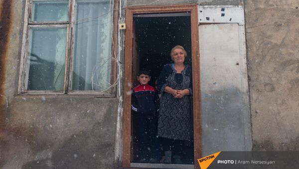 Жительница села Сотк Гаяне Ераносян на пороге дома с маленьким Гором (18 декабря 2020). Варденис - Sputnik Армения