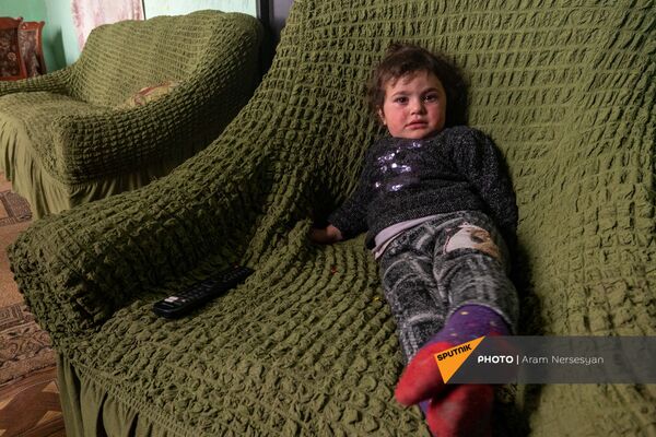 Встали на колени, начали молиться: жизнь в армянском селе Сотк, в 9 км от Азербайджана - Sputnik Армения