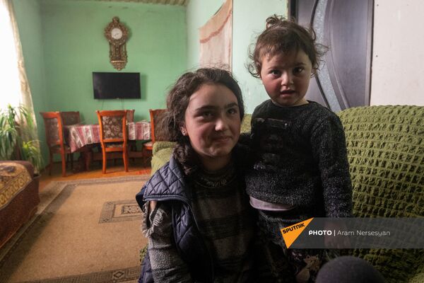 Встали на колени, начали молиться: жизнь в армянском селе Сотк, в 9 км от Азербайджана - Sputnik Армения