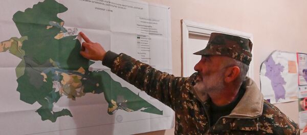 Глава администрации села Шурнух Акоп Аршакян показывает карту (18 декабря 2020). Глава администрации села Шурнух Акоп Аршакян показывает карту (18 декабря 2020). - Sputnik Արմենիա