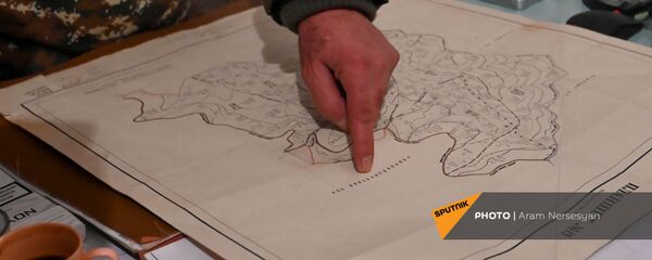 Глава администрации села Шурнух Акоп Аршакян показывает карту (18 декабря 2020). - Sputnik Արմենիա