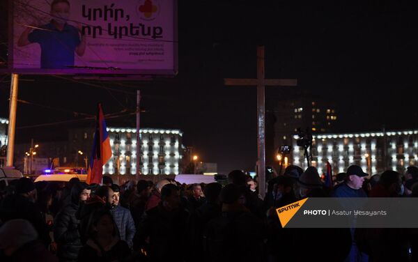 Участники шествия несут большой крест и флаги во время Факельного шествия оппозиции (18 декабря 2020). Еревaн - Sputnik Армения