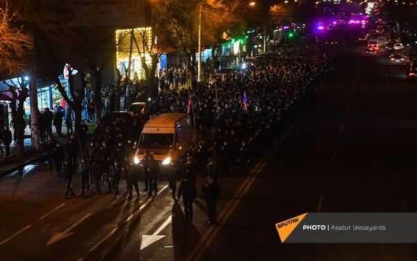 Участники шествия идут по улице во время Факельного шествия оппозиции (18 декабря 2020). Еревaн - Sputnik Армения