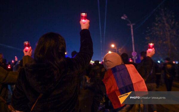 Женщина с ребенком держат свечи во время Факельного шествия оппозиции (18 декабря 2020). Еревaн - Sputnik Армения
