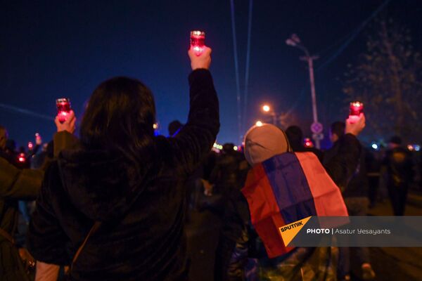 Գարեգին Նժդեհի հրապարակից դեպի Եռաբլուր. ջահերով երթ՝ Երևանում Գարեգին Նժդեհի հրապարակից դեպի Եռաբլուր. ջահերով երթ՝ Երևանում - Sputnik Արմենիա