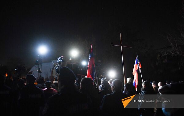 Участники несут крест во время факельного шествия оппозиции (18 декабря 2020). Еревaн - Sputnik Армения