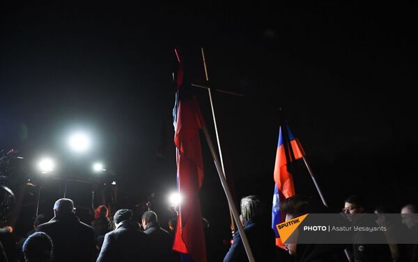 Участники несут крест во время факельного шествия оппозиции (18 декабря 2020). Еревaн - Sputnik Армения