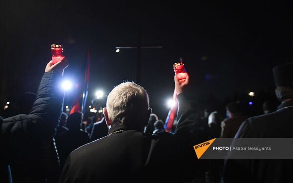  Пожилой мужчина держит свечу во время Факельного шествия оппозиции (18 декабря 2020). Еревaн - Sputnik Армения