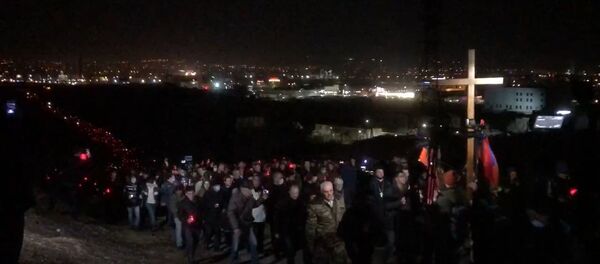 Երևանում ջահերի երթի ընթացքում ընթերցեցին զոհված տղաների անունները Երևանում ջահերի երթի ընթացքում ընթերցեցին զոհված տղաների անունները - Sputnik Արմենիա