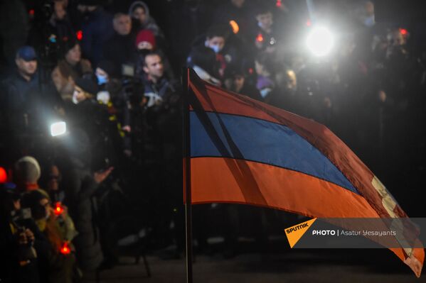 Армянская оппозиция проводит факельное шествие к военному пантеону Ераблур (18 декабря 2020). Еревaн - Sputnik Армения