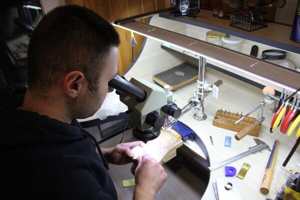 Ոսկերչի գլխավոր գործիքն ու կարևոր կանոնները․ ինչպես բելառուսահայը շինարարից դարձավ ոսկերիչ - Sputnik Արմենիա