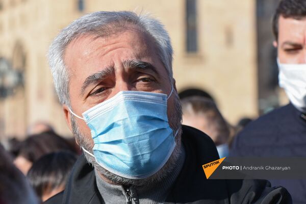 Инцидент в центре Еревана: между сторонниками и противниками Пашиняна произошла перепалка Инцидент в центре Еревана: между сторонниками и противниками Пашиняна произошла перепалка - Sputnik Армения