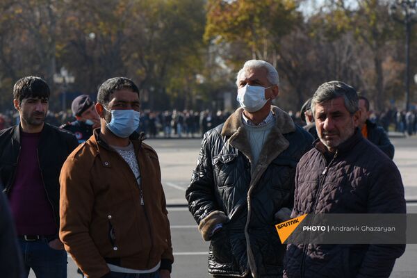 Люди на площади Республики перед Шествием памяти в Ераблур (19 декабря 2020). Еревaн - Sputnik Армения