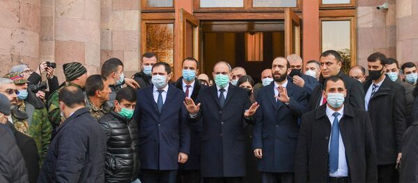 Премьер-министр Никол Пашинян и члены правительства перед Шествием памяти в Ераблур (19 декабря 2020). Еревaн Премьер-министр Никол Пашинян и члены правительства перед Шествием памяти в Ераблур (19 декабря 2020). Еревaн - Sputnik Արմենիա