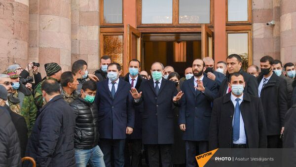 Премьер-министр Никол Пашинян и члены правительства перед Шествием памяти в Ераблур (19 декабря 2020). Еревaн - Sputnik Արմենիա