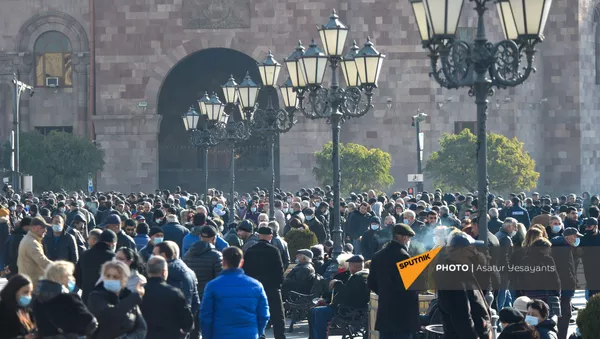 Люди на площади Республики перед Шествием памяти в Ераблур (19 декабря 2020). Еревaн - Sputnik Армения