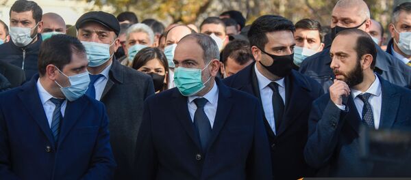 Премьер-министр Никол Пашинян и члены правительства перед Шествием памяти в Ераблур (19 декабря 2020). Еревaн Премьер-министр Никол Пашинян и члены правительства перед Шествием памяти в Ераблур (19 декабря 2020). Еревaн - Sputnik Армения