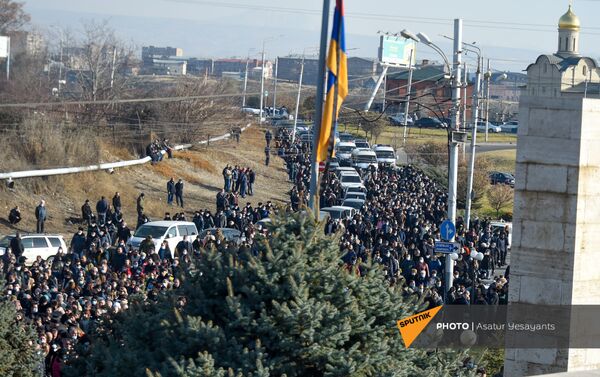 Участники Шествия памяти идут по проезжей части улицы в пантеон Ераблур (19 декабря 2020). Еревaн - Sputnik Армения