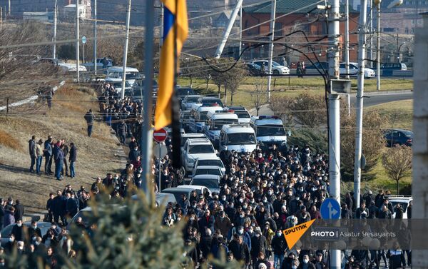 Участники Шествия памяти идут по проезжей части улицы в пантеон Ераблур (19 декабря 2020). Еревaн - Sputnik Армения
